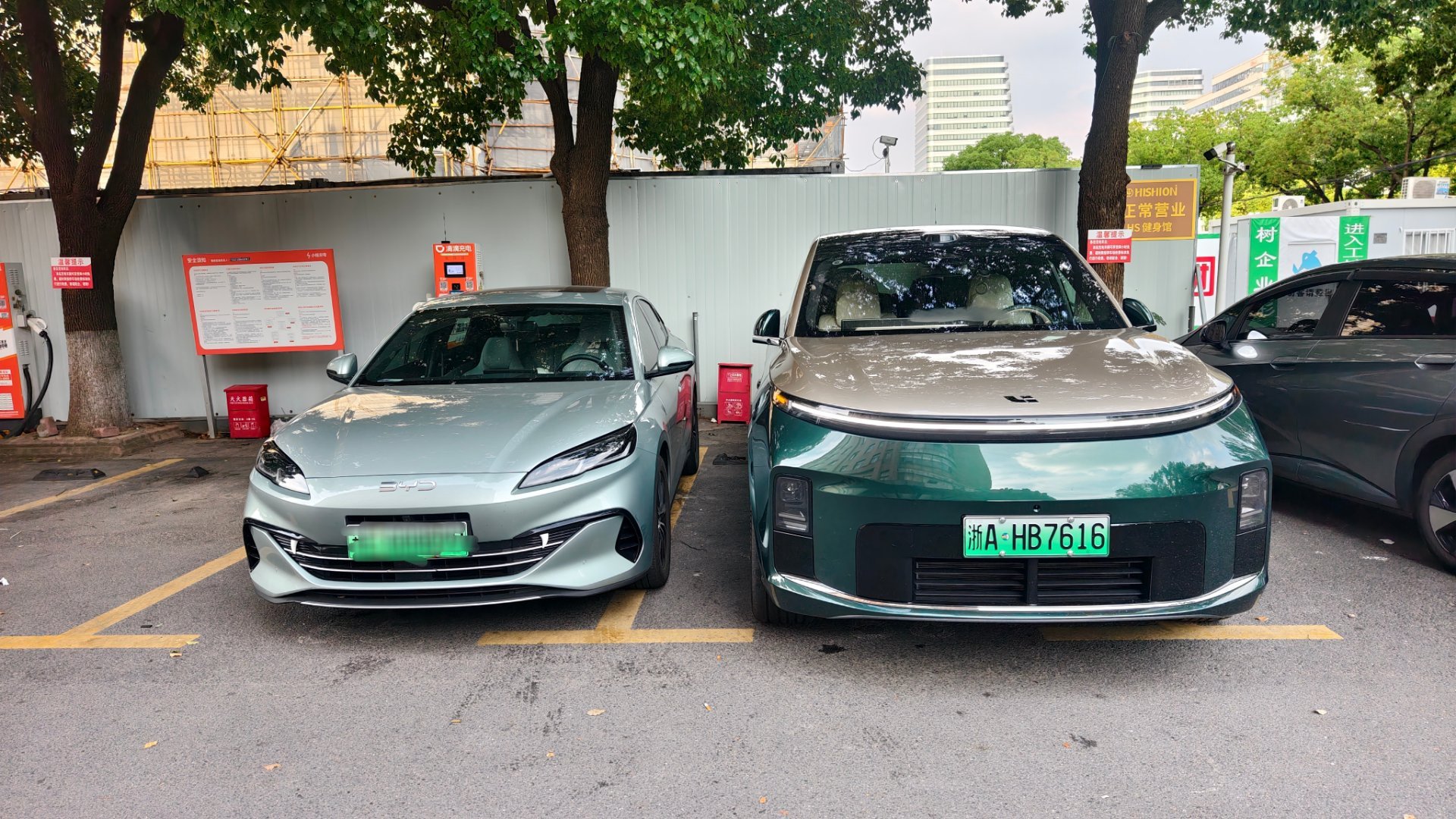 来充电，我先说下是这个比亚迪乱停车，所以我只能再往边上停，不是我理想乱停车。真的