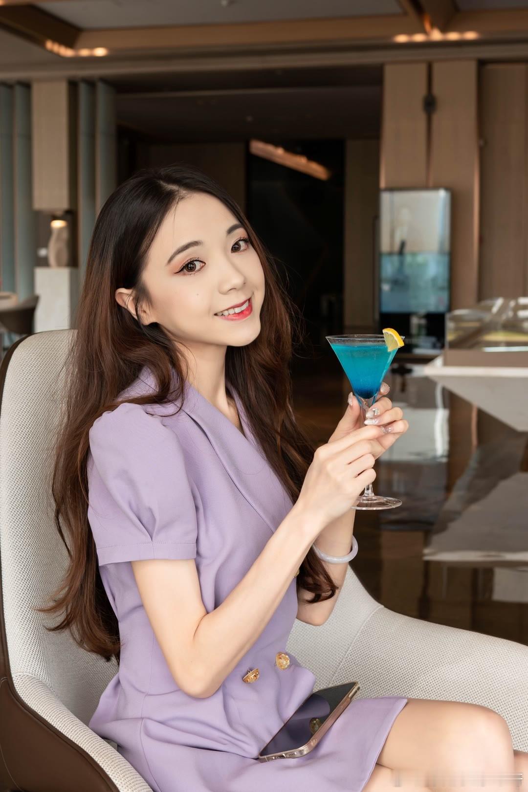 穿高跟鞋更显身材纤细~