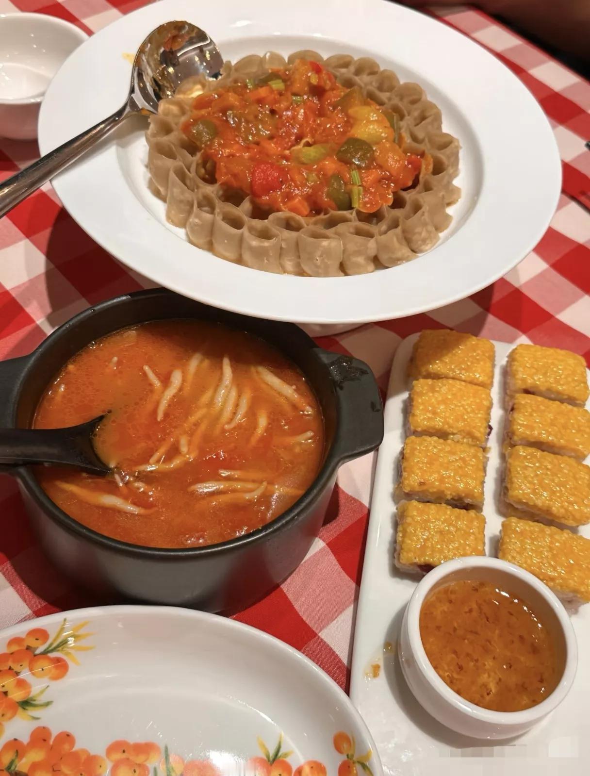 西贝这事还没凉透，结果——新瓜就来了。有人发现，一堆知名餐饮品牌突然冒头，开始