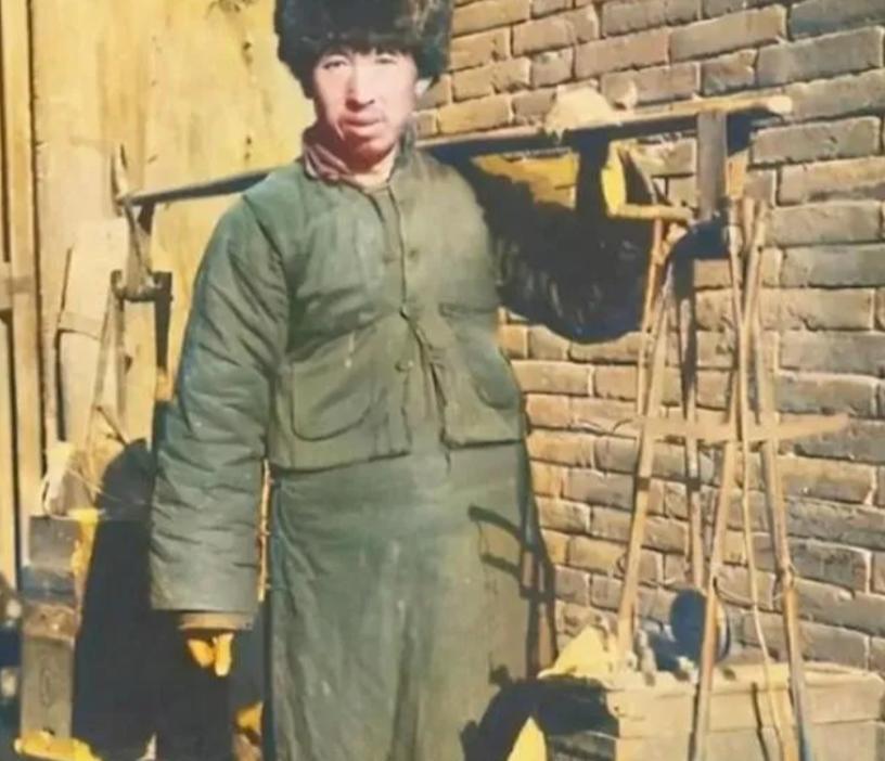 1941年寒冬腊月，河北行唐县南龙岗村的土路上，一个挑担的卖油郎吆喝着凑近嬉闹的