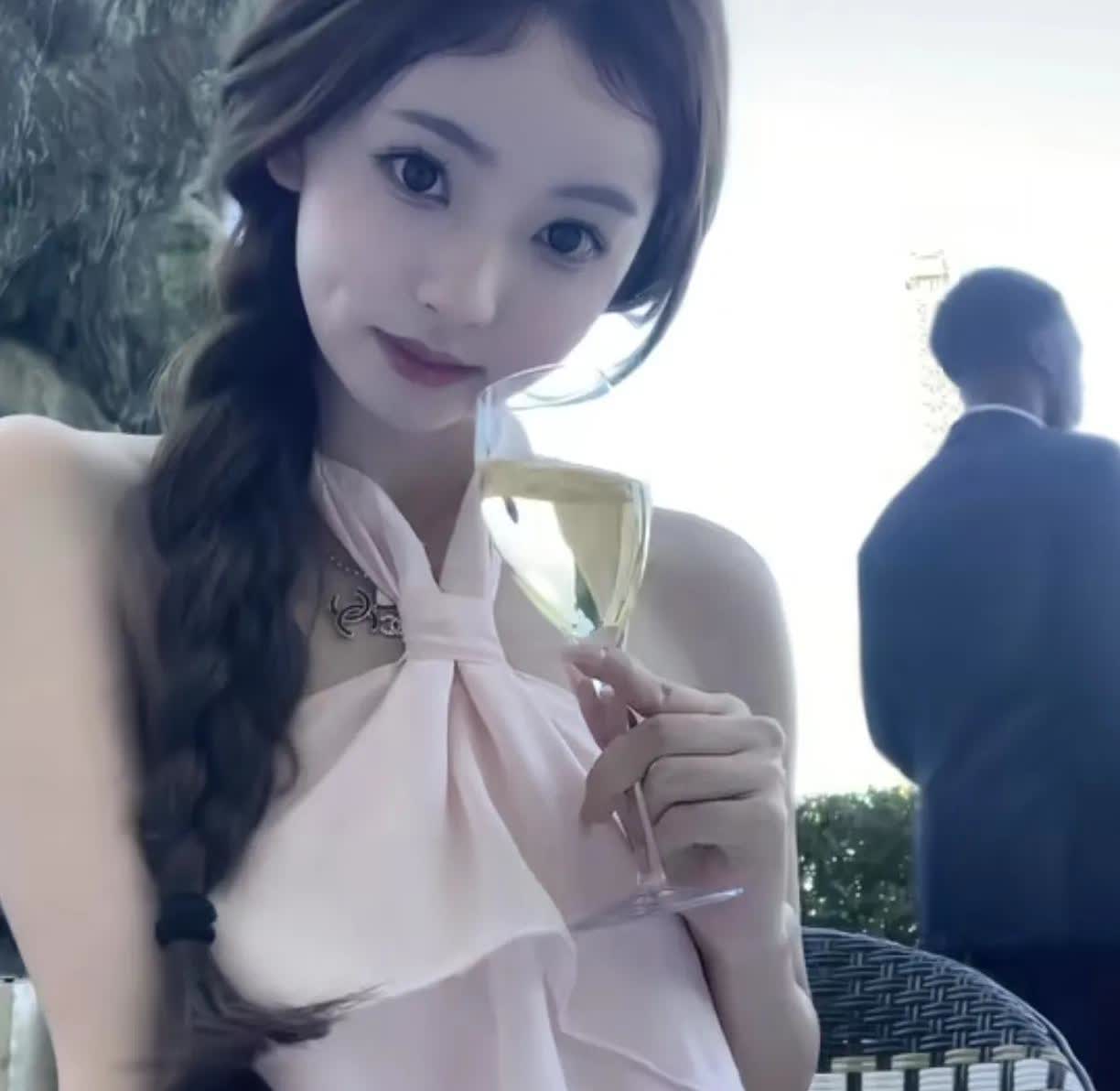 懒懒真美，王思聪眼光好，找到了这么漂亮的女朋友，虽然他以前找的女朋友也好看，但是