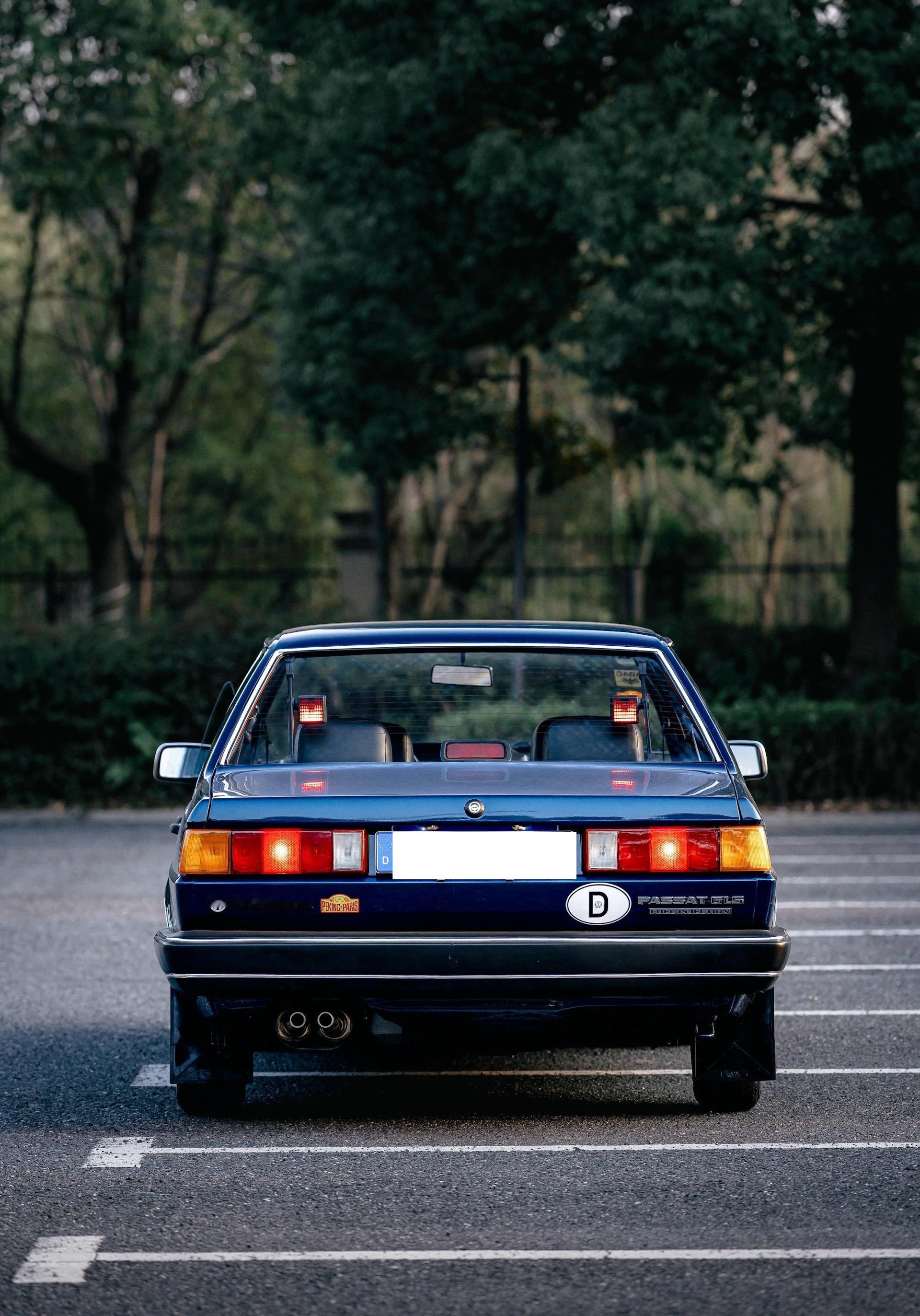 只有爱车的人才懂老车的魅力坚挺的菱角设计充满了复古气息看到这台桑塔纳的时候忍不住