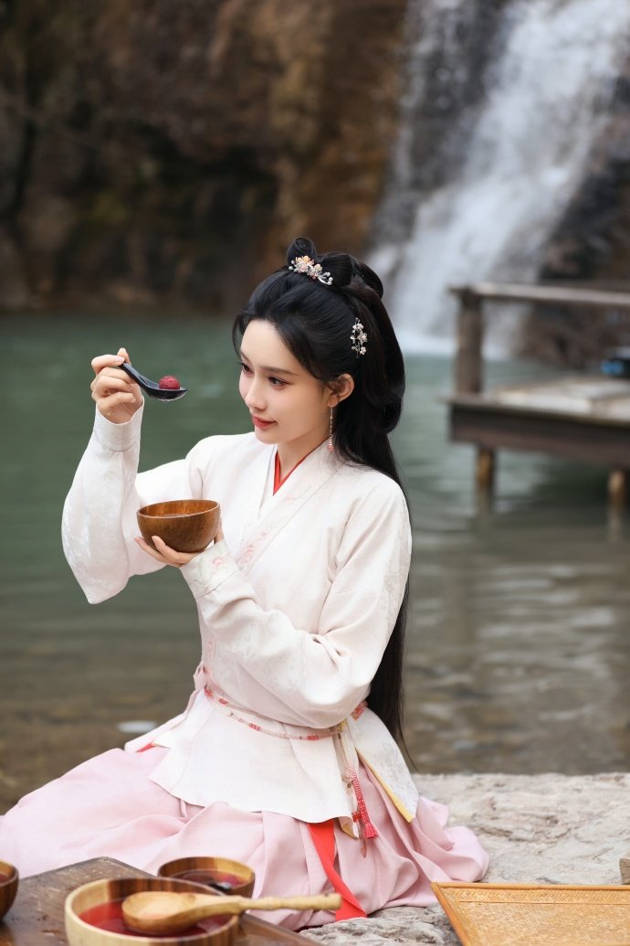 孟子义纪念九重紫一周年了孟子义紫己重逢孟子义紫己重逢，孟子义纪念九重紫一周年了