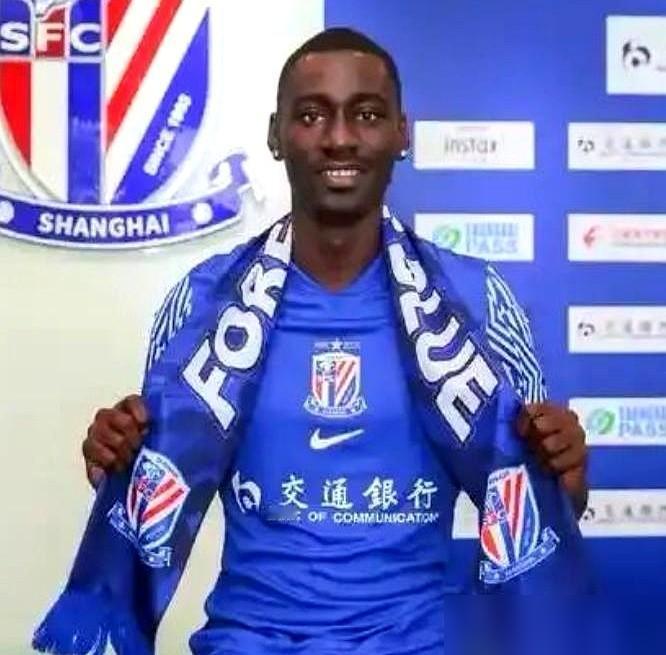 两年半的合同，像个紧箍咒一样，直接给申花套上了。那个叫阿苏埃的外援，说白了，