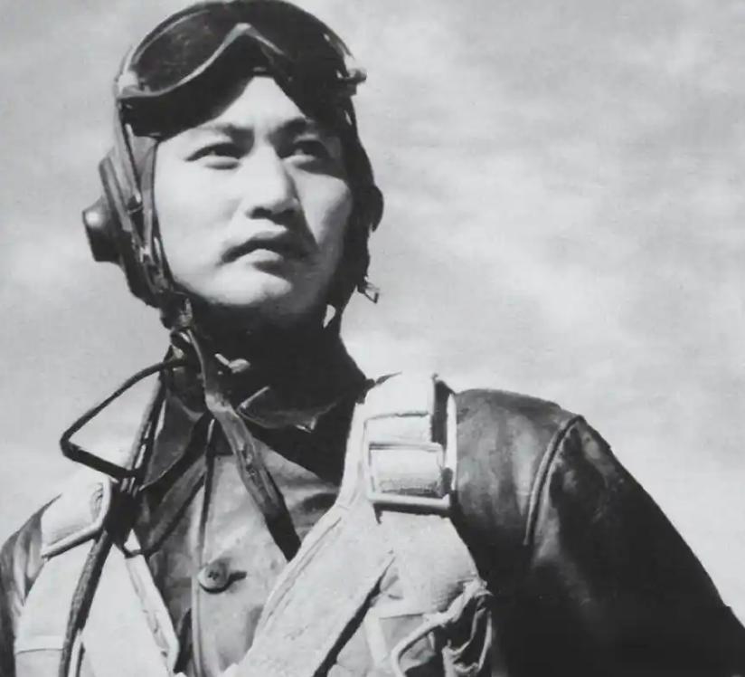 1951年，志愿军飞行员刘玉堤在返航途中，无意间发现，自己身下竟有一群黑压压的敌