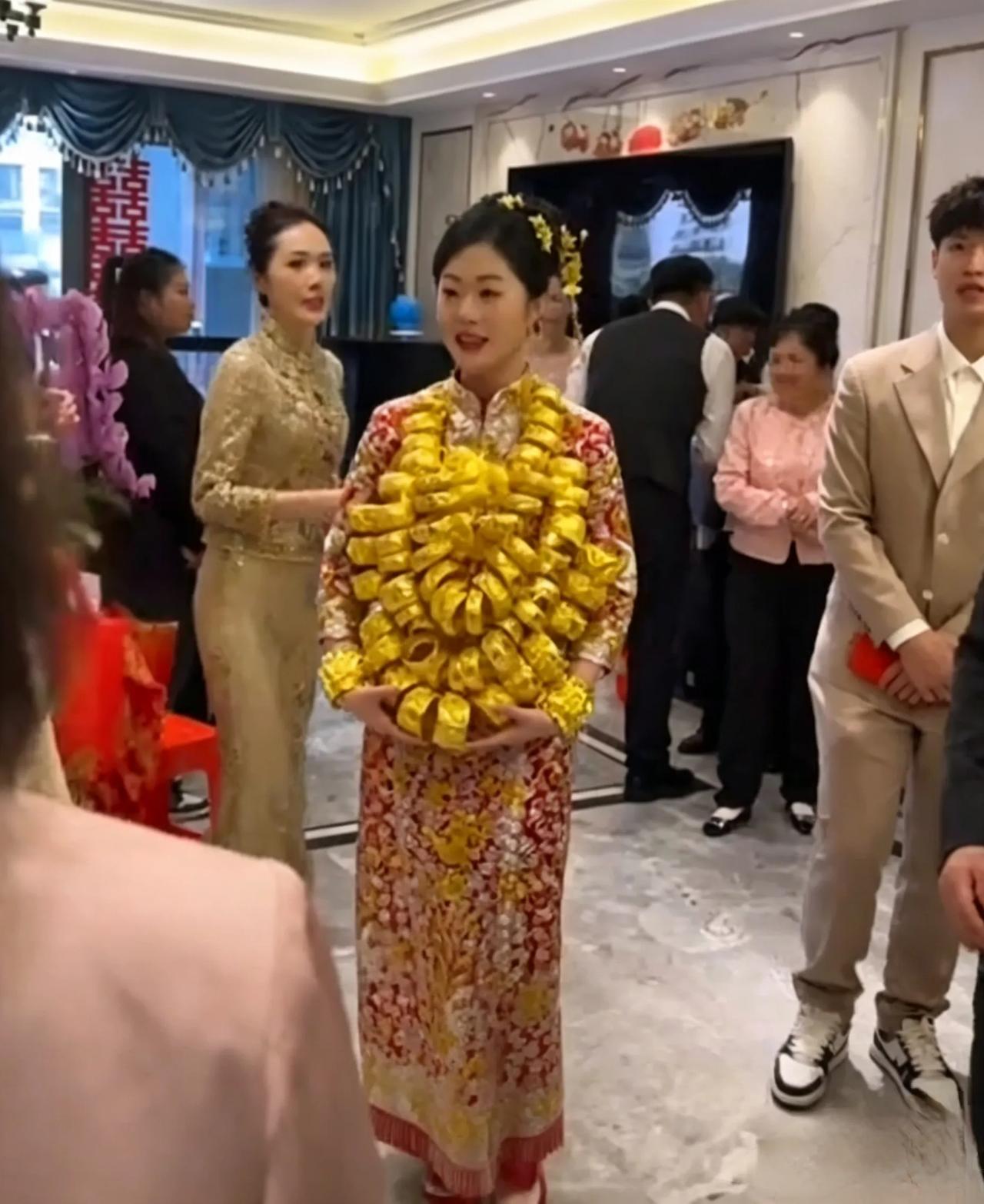 闽南新娘满身黄金超吸睛，真实情况让人意想不到！一眼望过去，新娘从头到肩、从手
