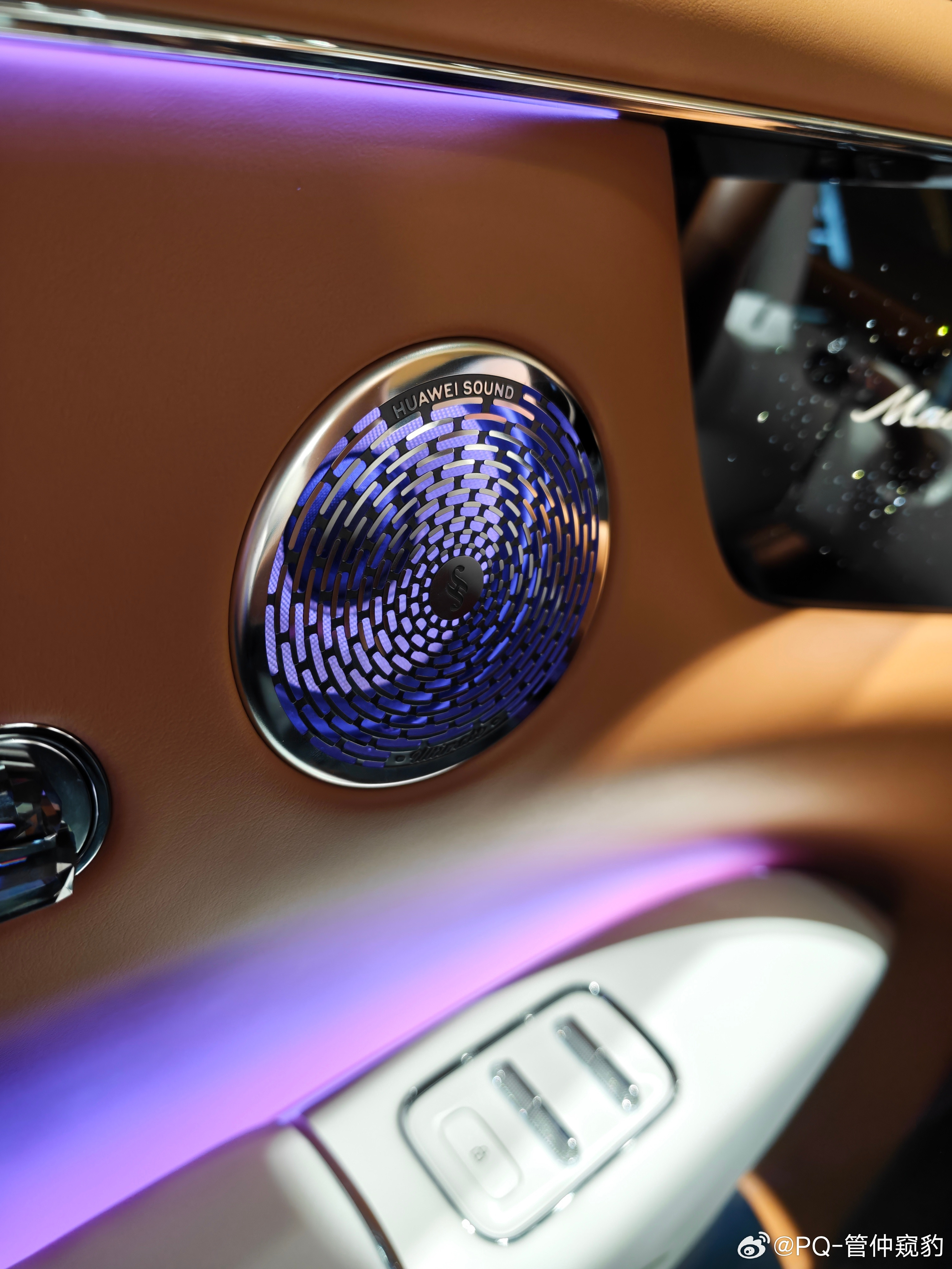尊界s800这个扬声器罩做的很棒①高亮，与整车内饰电镀高度一致②透音率很高，类