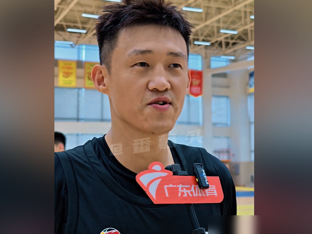 跟徐杰胡明轩笑成一团，转头对老队长周鹏视若无睹，杜锋这回装都不装了？10月12日宏远出征仪式，镜头拍