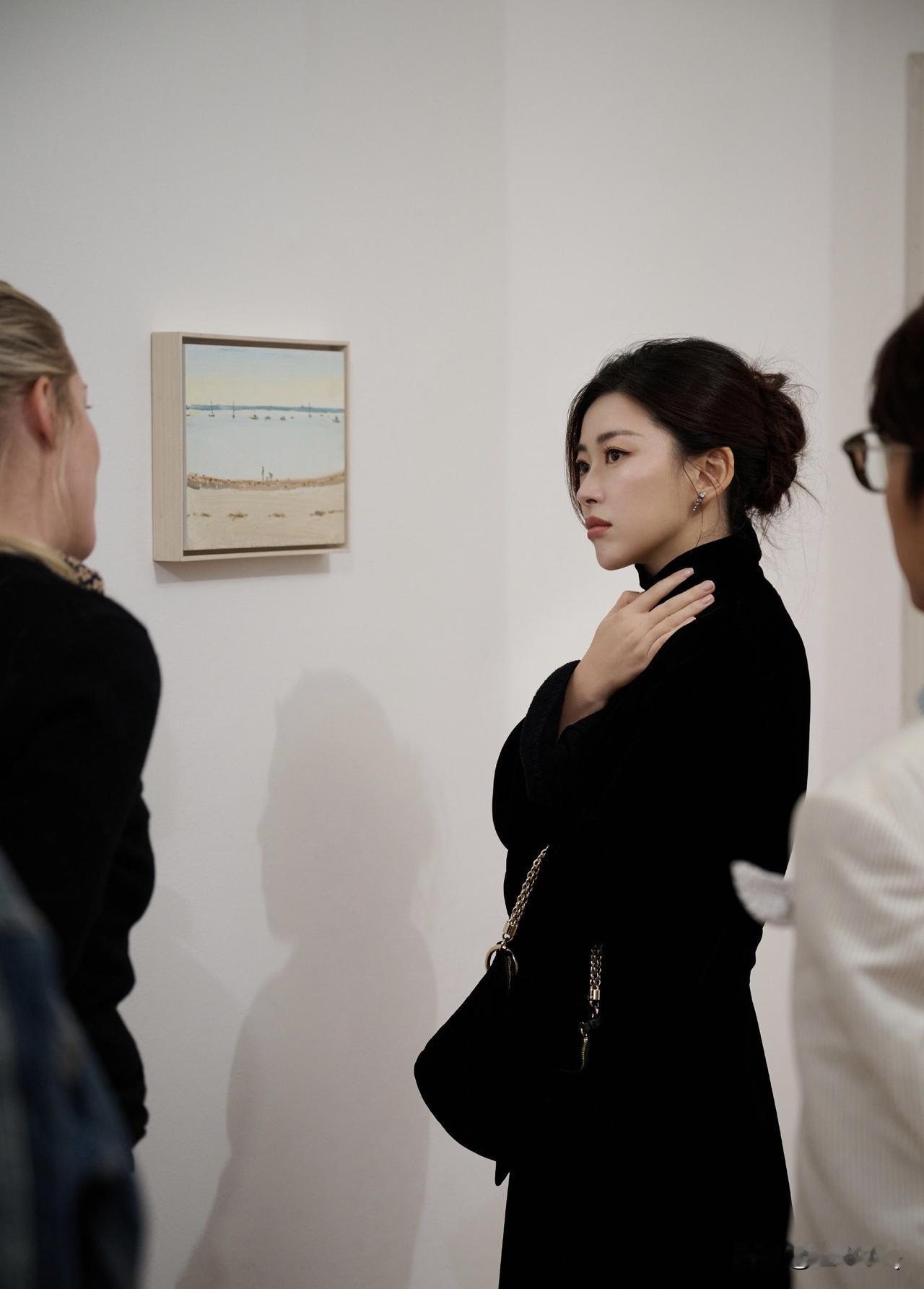 朱珠来到意大利艺术馆看展，在名画前久久驻足，凝神聆听解说，沉醉于艺术之美。
