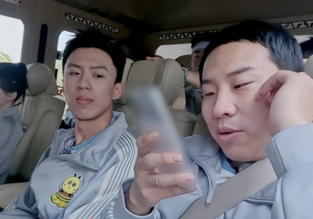 徐志胜是红绿色盲又热衷炒股更搞笑的是，所有的股票在他的眼里，都是红色的（涨了）