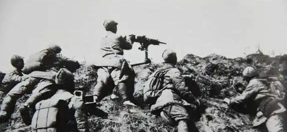 1938年山西，73辆日军坦克深夜突围，国军束手无策，一个八路军用200发废炮弹