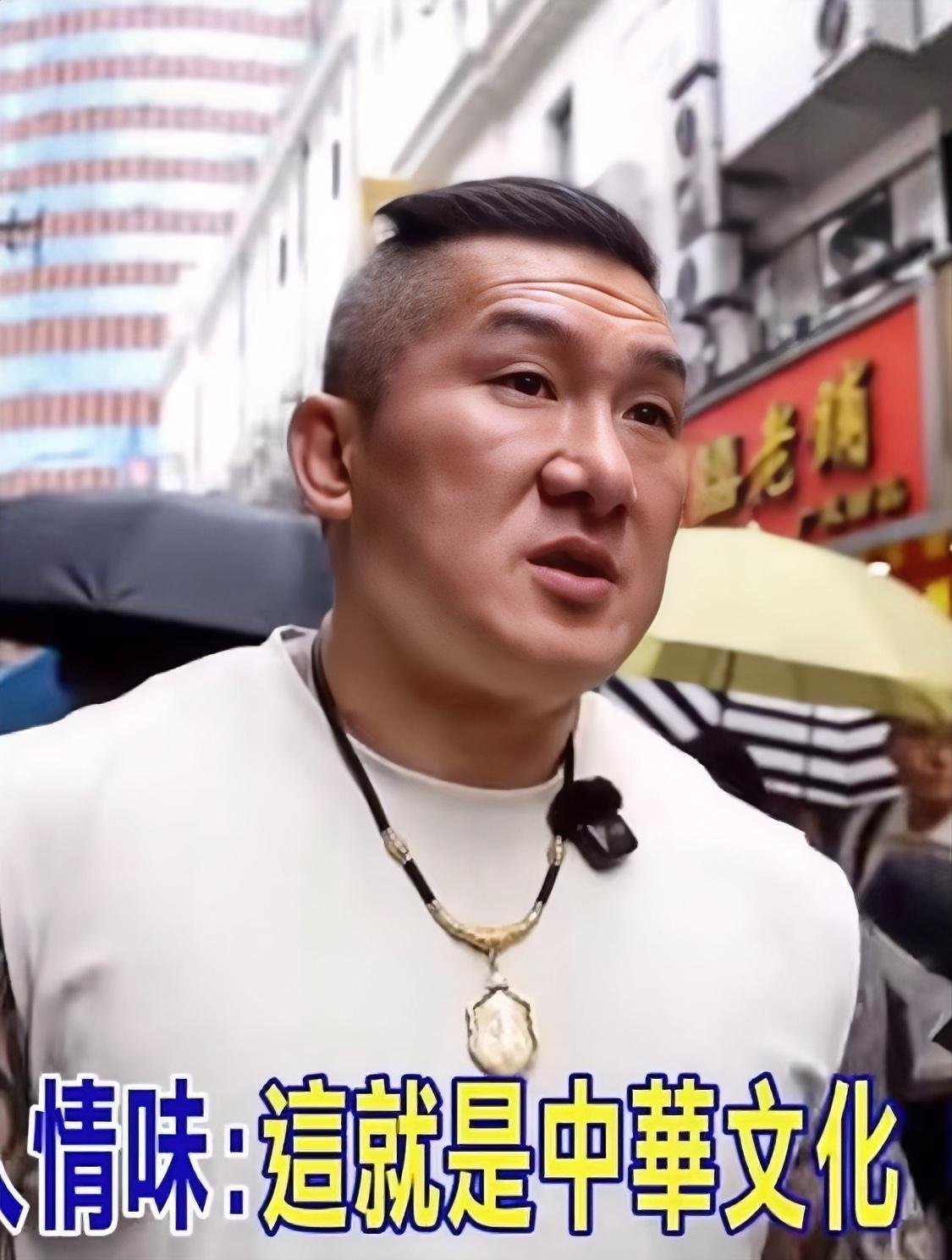 台湾馆长比喻说：咱中国有仨孩子。澳门就似温顺的小闺女，不吵不闹。香港是二小子，偶