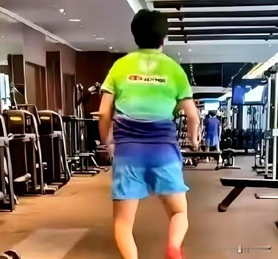 奇怪了！日本球员大部分都是o型腿！但是张本美和怎么也是o形腿？她可是四川姑