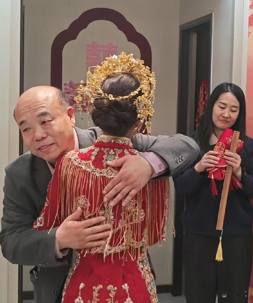 解小静结婚了，妈妈和爸爸很不舍，但是闺女总长大了要嫁人的啊，和爸爸妈妈拥抱那一刻