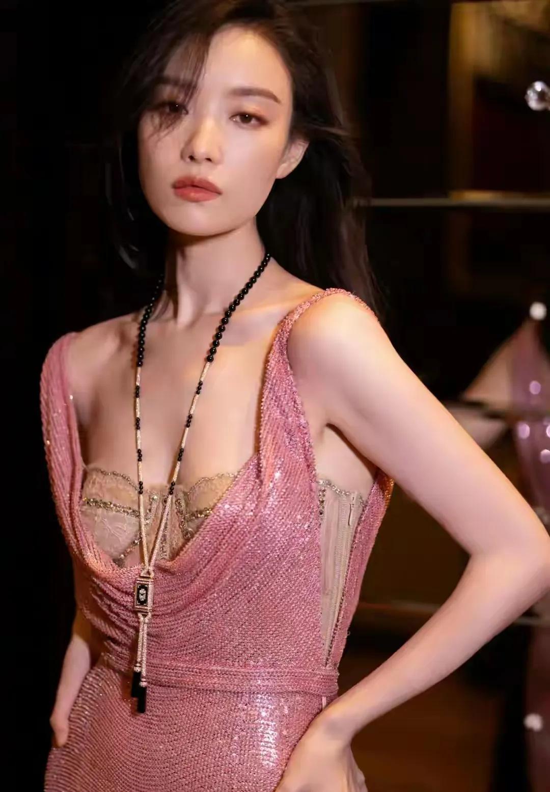 倪妮这腰臀比，绝了！谁看了倪妮这组图不喊一声绝！一身粉色亮片礼服，把她的好