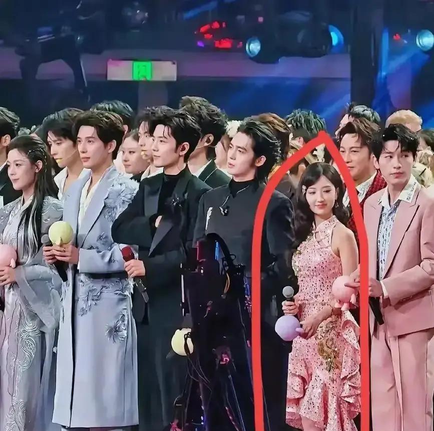 剧组每天宁可多烧3万块钱，也要把163cm的女演员淘汰掉。导演算账很直接：矮5