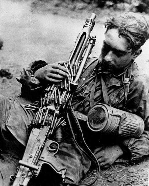 1944年6月，法国诺曼底，激烈战斗中体力不支休息的德军士兵历史知识​​​