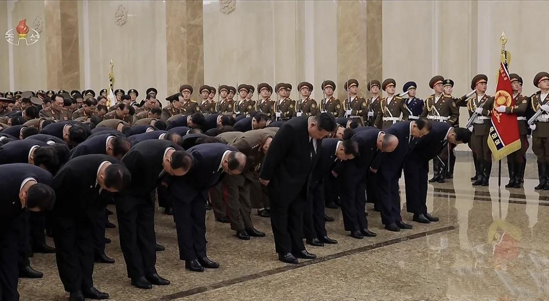 朝鲜领导人金正恩今天（12月17日）在已故父亲金正日逝世14周年之际，前往锦绣山