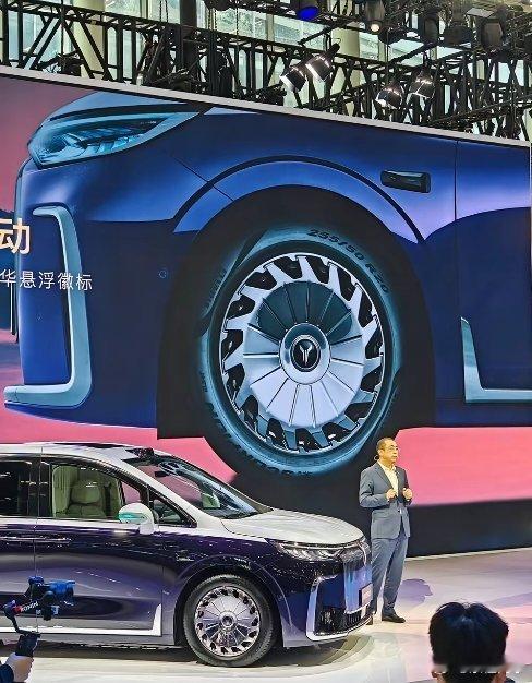 全网最快报道，还没讲到，提词器暴露了，哈哈，岚图梦想家山河四座特别版价格70