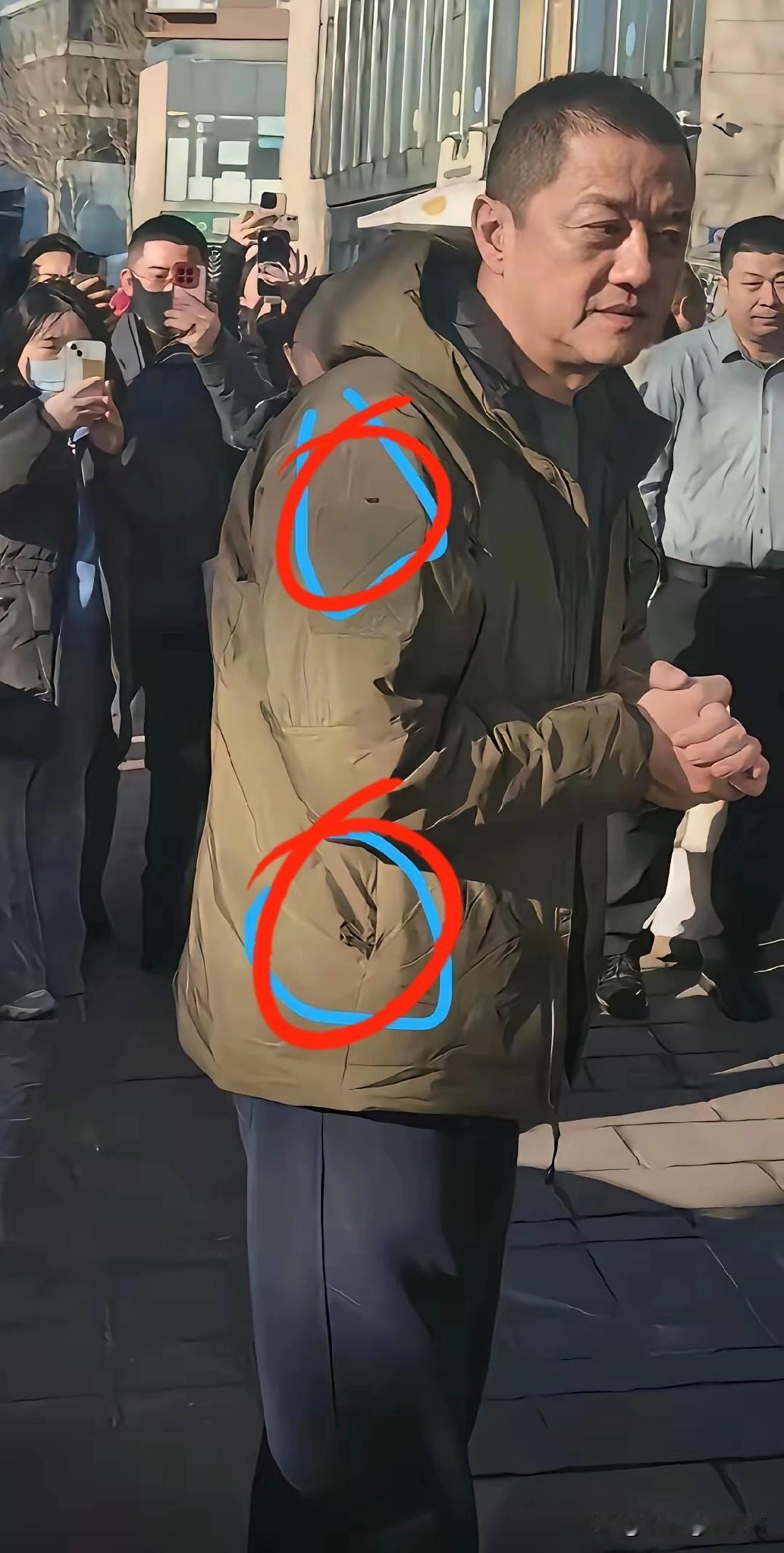 这件衣服这两天火了李亚鹏穿着破旧衣服出席活动，不是因为衣服破旧而丢人，而是故