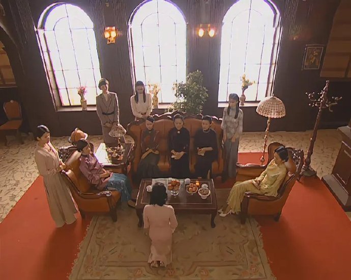 《金粉世家》这张图压迫感真的太强了中间坐着三个婆婆，两边坐着两个嫂子，后面站着一