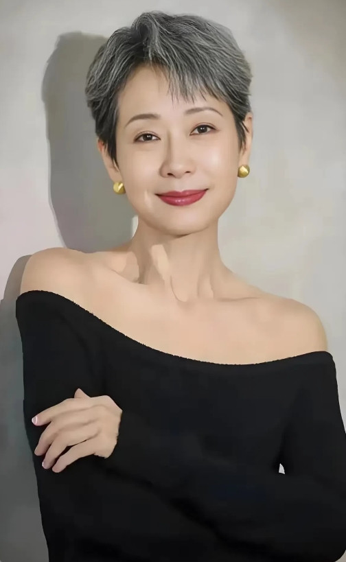 强烈建议过气港星来内娱发展叶童上浪姐都能得冠军看看这几年的浪姐，歌手，就明白