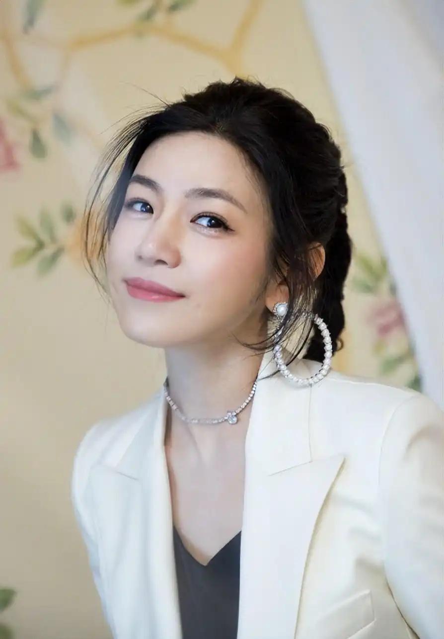 为什么女人离婚后，就很少再婚了？43岁的陈妍希，在综艺节目里大胆开麦，说：“