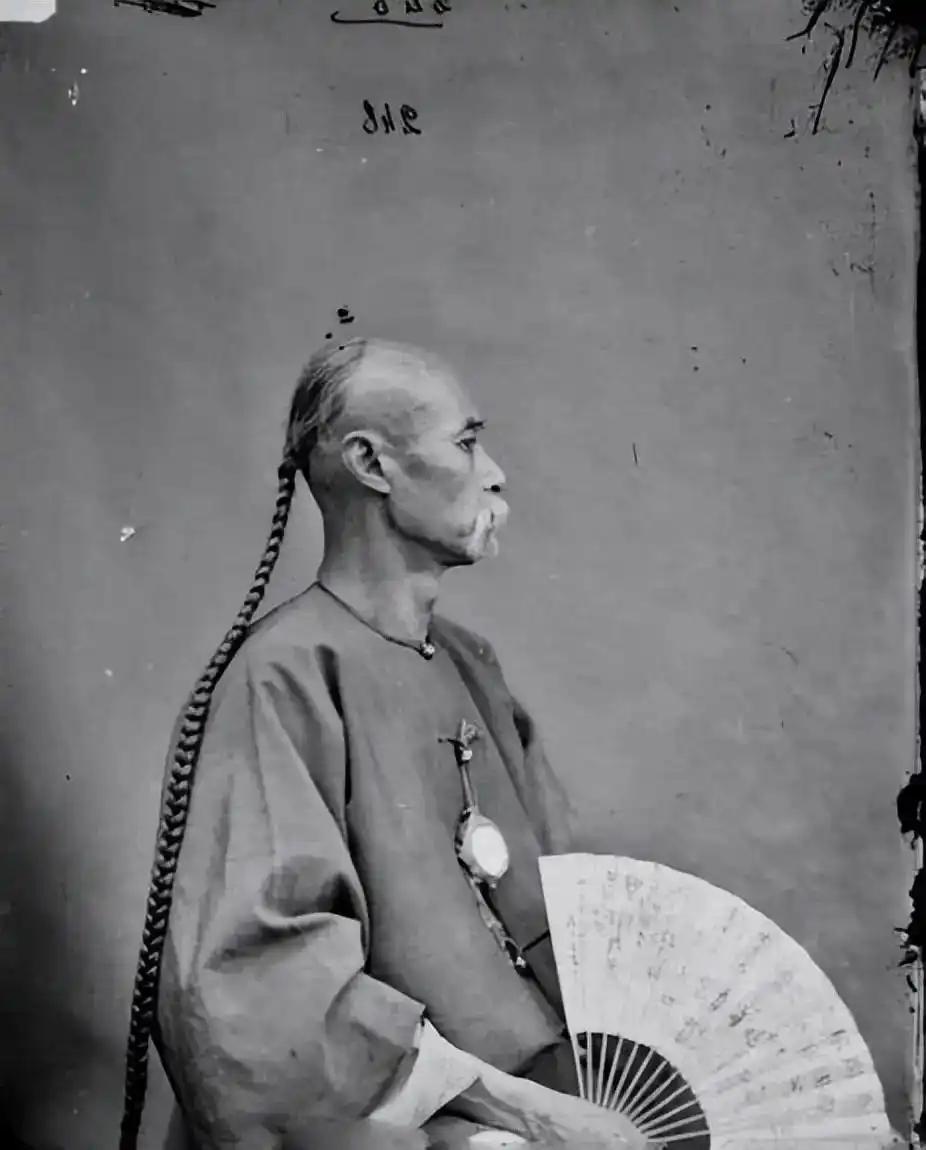 清朝人留辫子是祖宗家法？其实和满族原始传统的关系，没那么大。你在清宫剧里看到