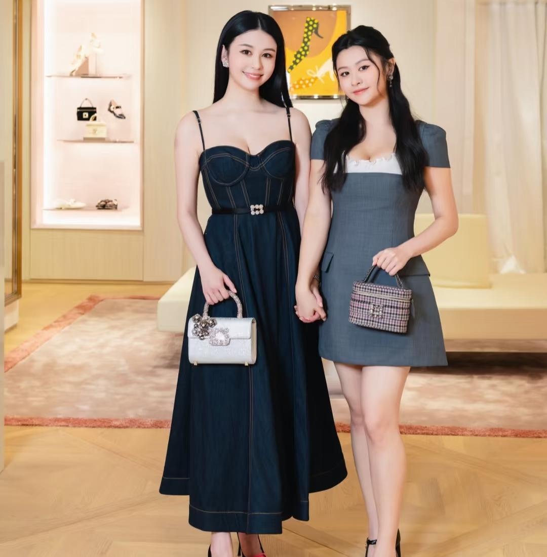 邱淑贞的大女儿沈月带着妹妹参加活动，妹妹叫沈日，不得不说，这个名字起得很有创意！