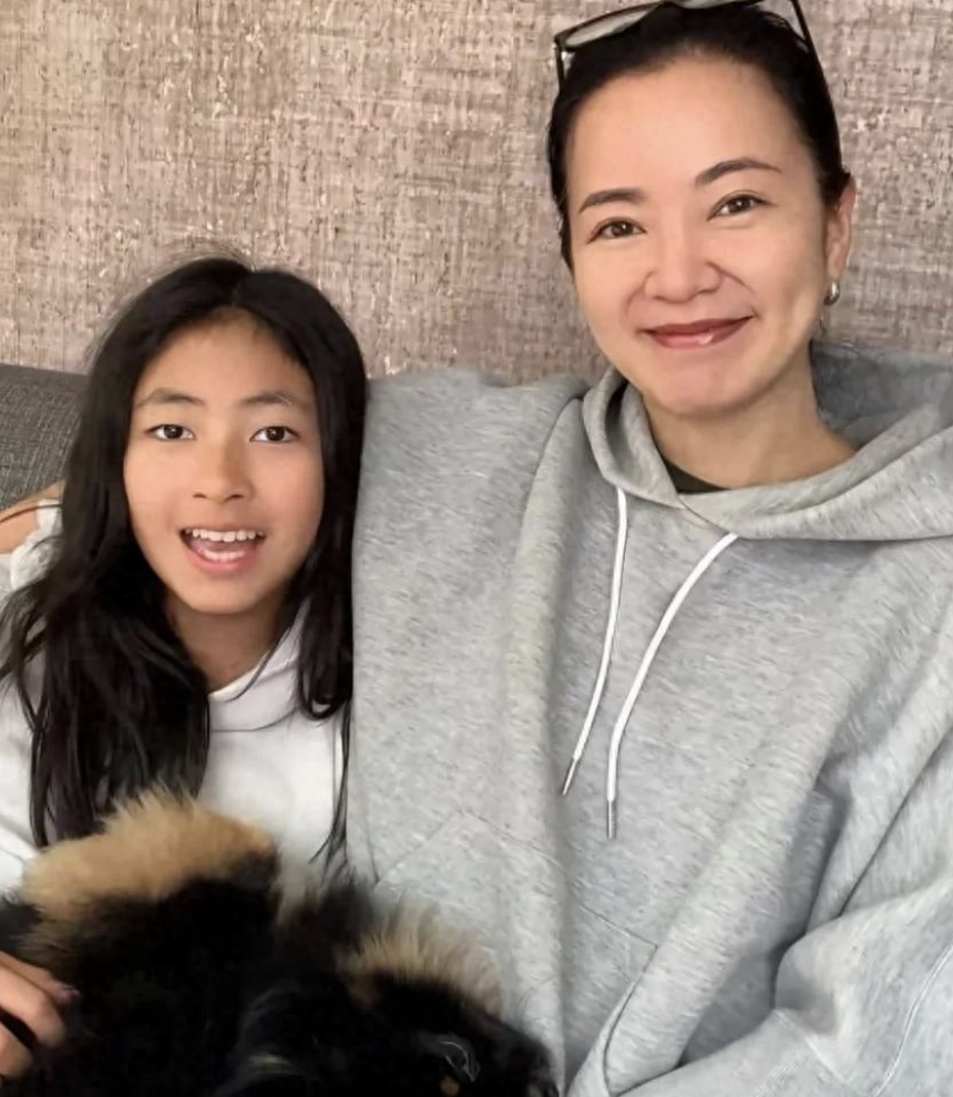 阿雅11岁女儿近照曝光，酷似朱珠气质清灵