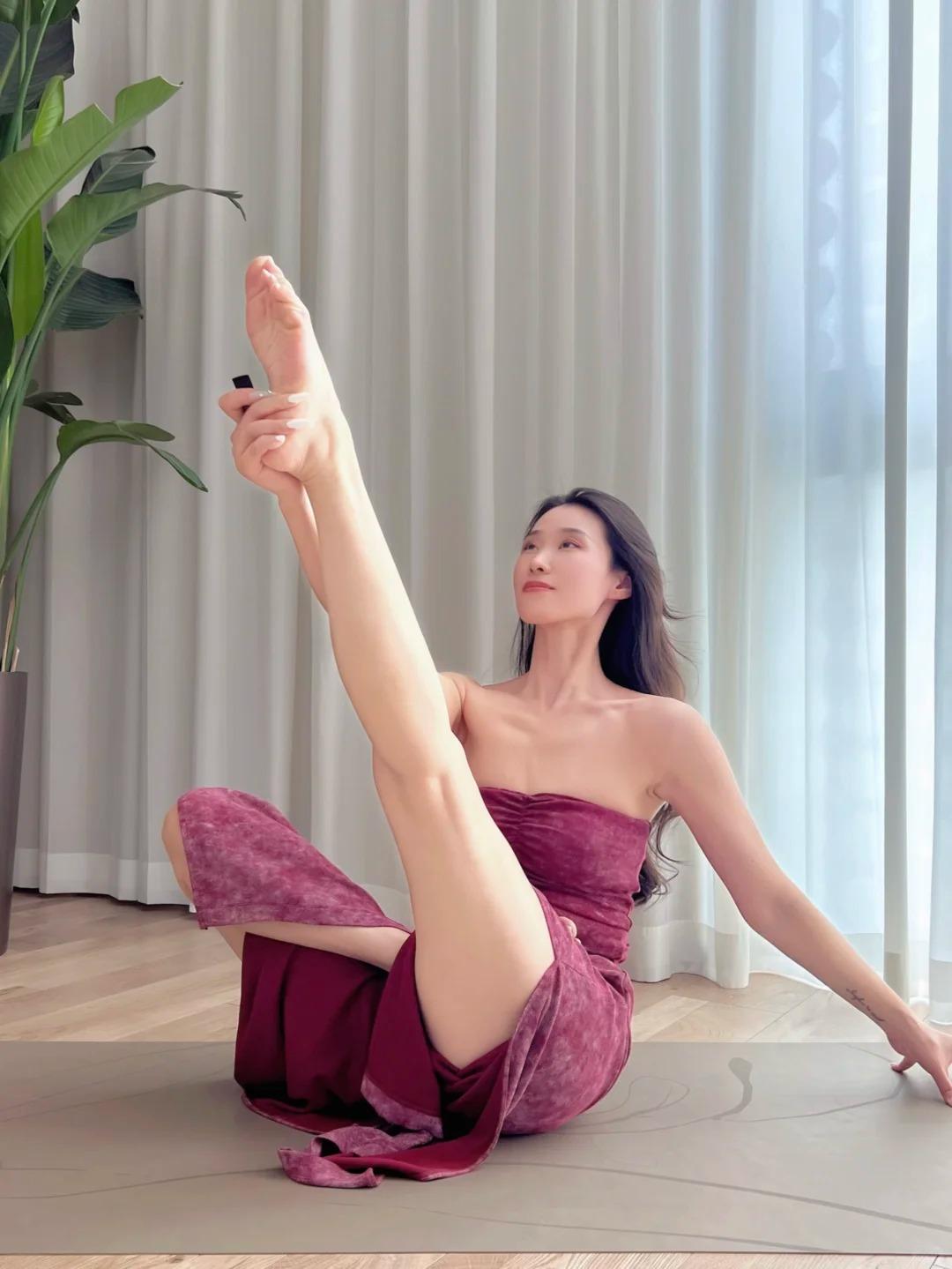 瑜伽日常｜在暮色里伸展✨🌇夕阳从不着急落下，把最后一缕暖光揉碎在瑜伽垫上，晕