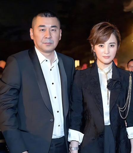 蒋勤勤与陈建斌亮相独特穿搭带火新时尚