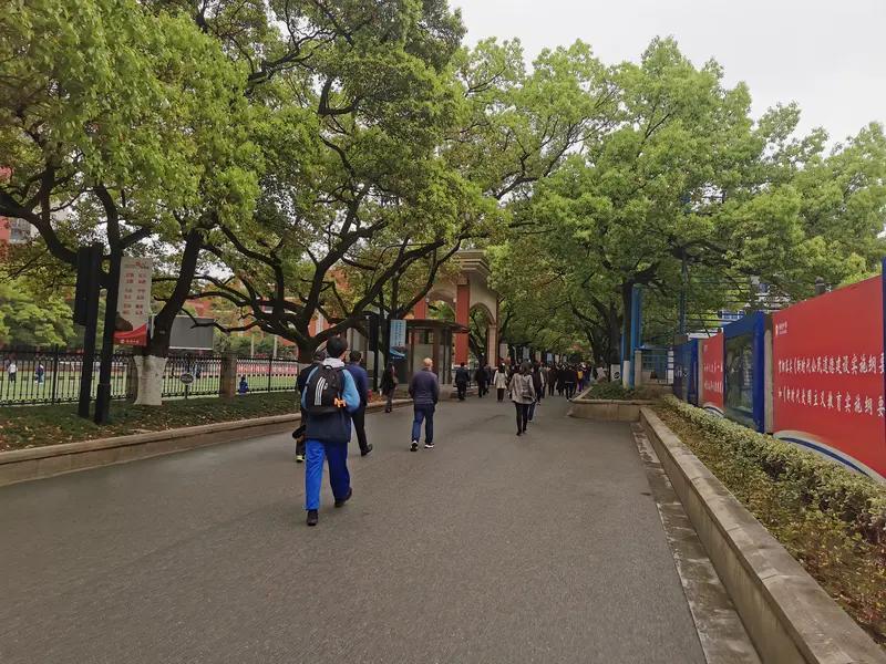 多地公布中小学春假时间，长沙安排省市直属中小学春假与五一连休。这一安排遭网友质疑