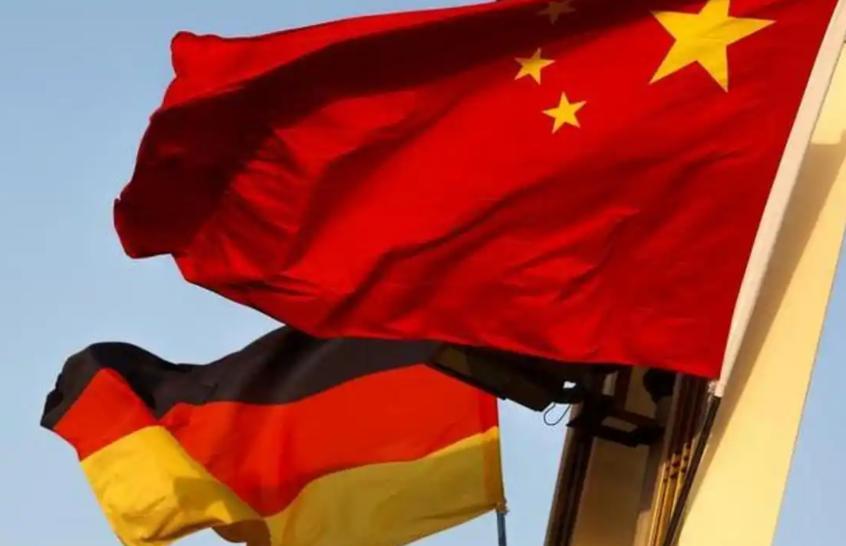 德国总理默茨的飞机还没落地，中国上千吨稀土已先抵达汉堡港，结果德国经济部立刻叫停
