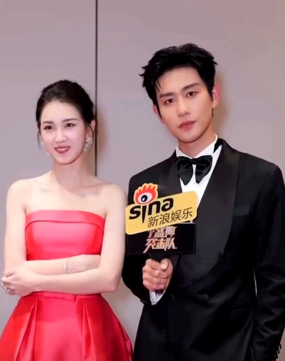 看了郭宇欣和白方文的采访，我一下就发现了个很有意思的事，那就是他俩居然都要演双人