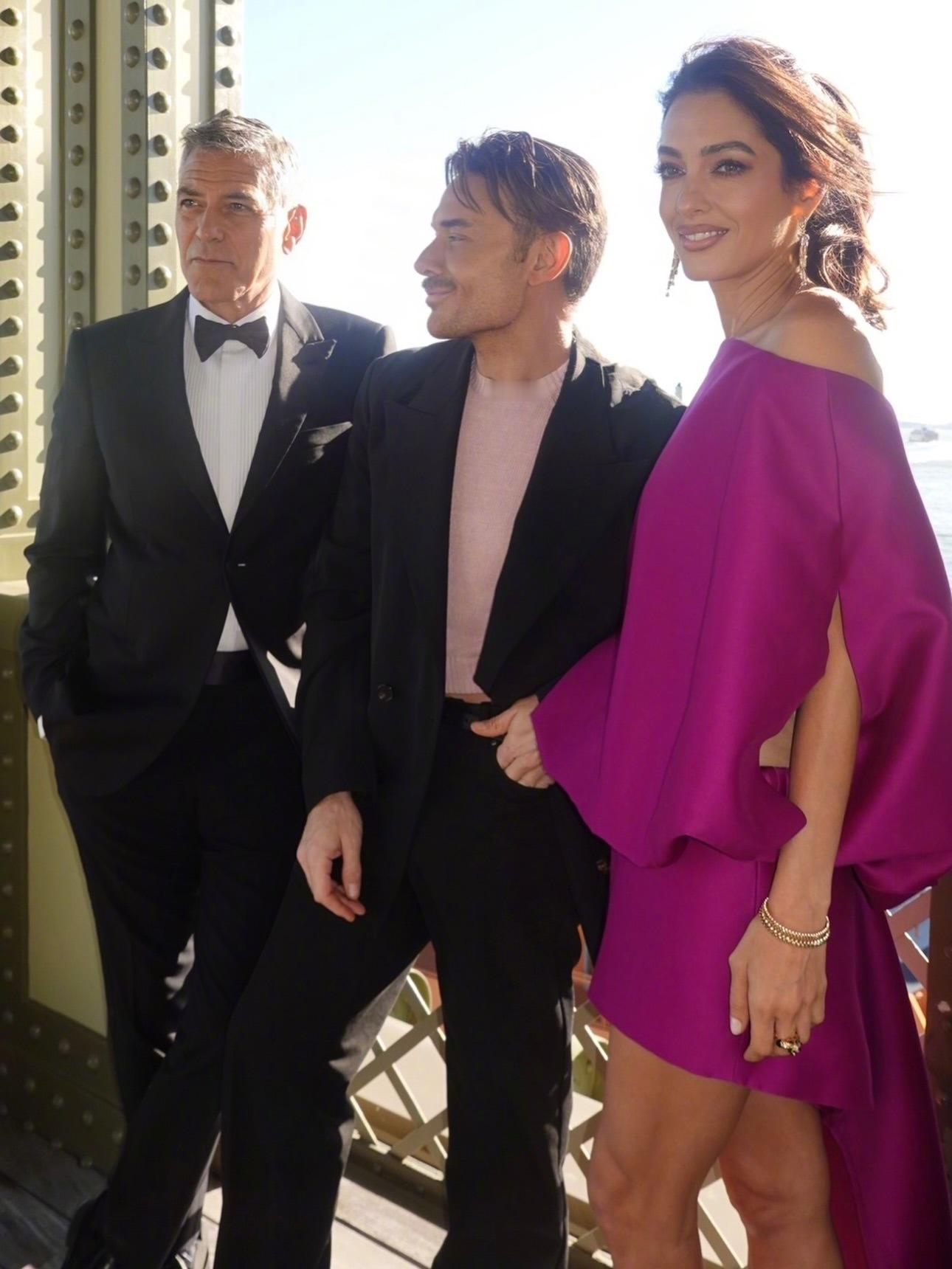 现身纽约出席第51届卓别林奖颁奖晚宴ChaplinAwardGala的乔治克