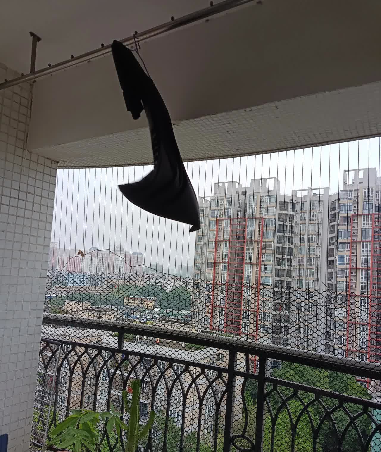 一通忙活，出了一身汗。本以为下雨凉快了，结果关上门窗后更闷热。试着打开阳台门吹些