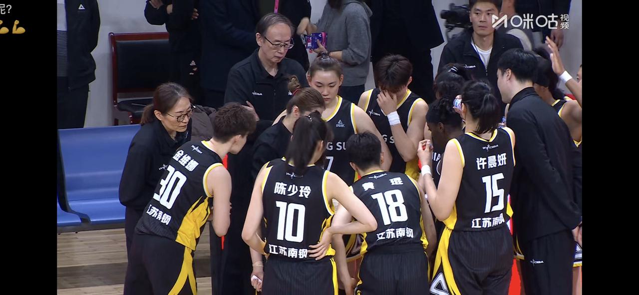 今晚江苏女篮赢新疆是80%面对只有首发阵容能抗衡江苏女篮的新疆女篮，江苏女篮
