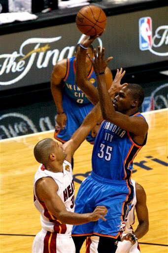 前NBA球员肖恩巴蒂尔在参加播客节目时谈到杜兰特：“对于那些高产得分手，我们知道