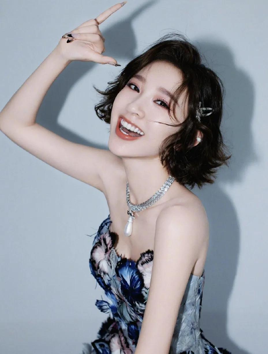 不得不说，唐艺昕这身材，虽然是宝妈了，但是穿上这件小裙子，比模特还好看，毫不怯场