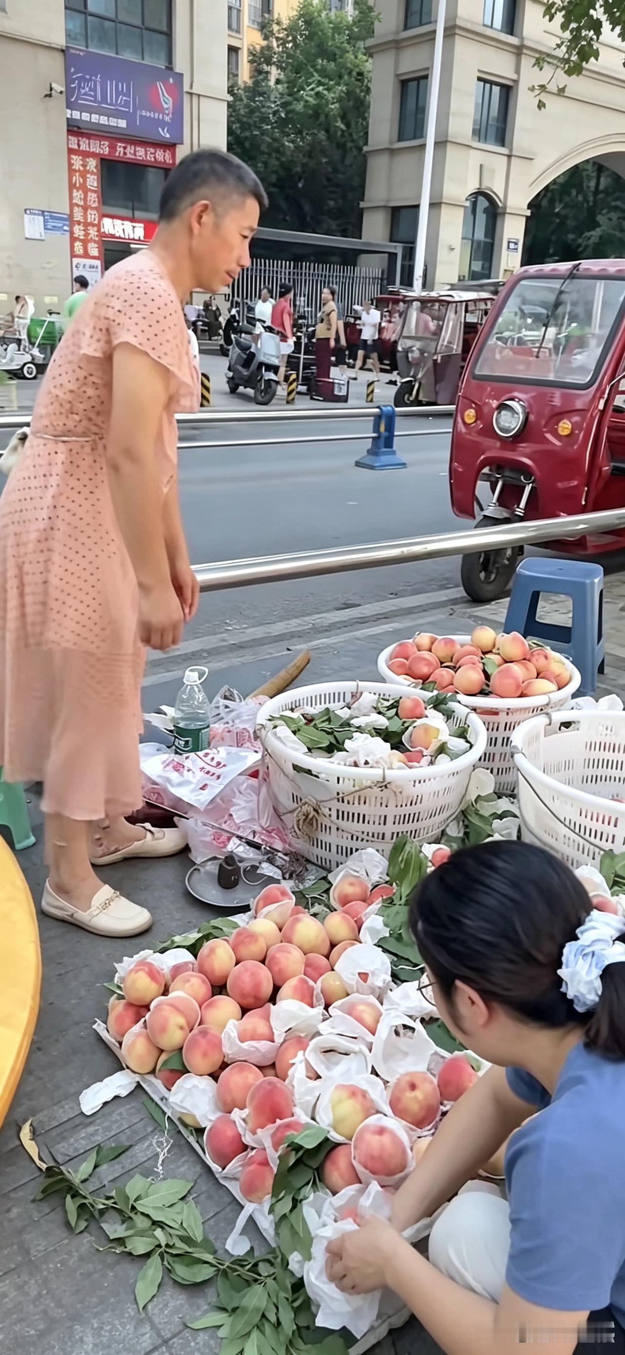 现在的生意有多难？小生意的生存越来越不容易。一位摆摊卖桃的老农，为了快速销出自家