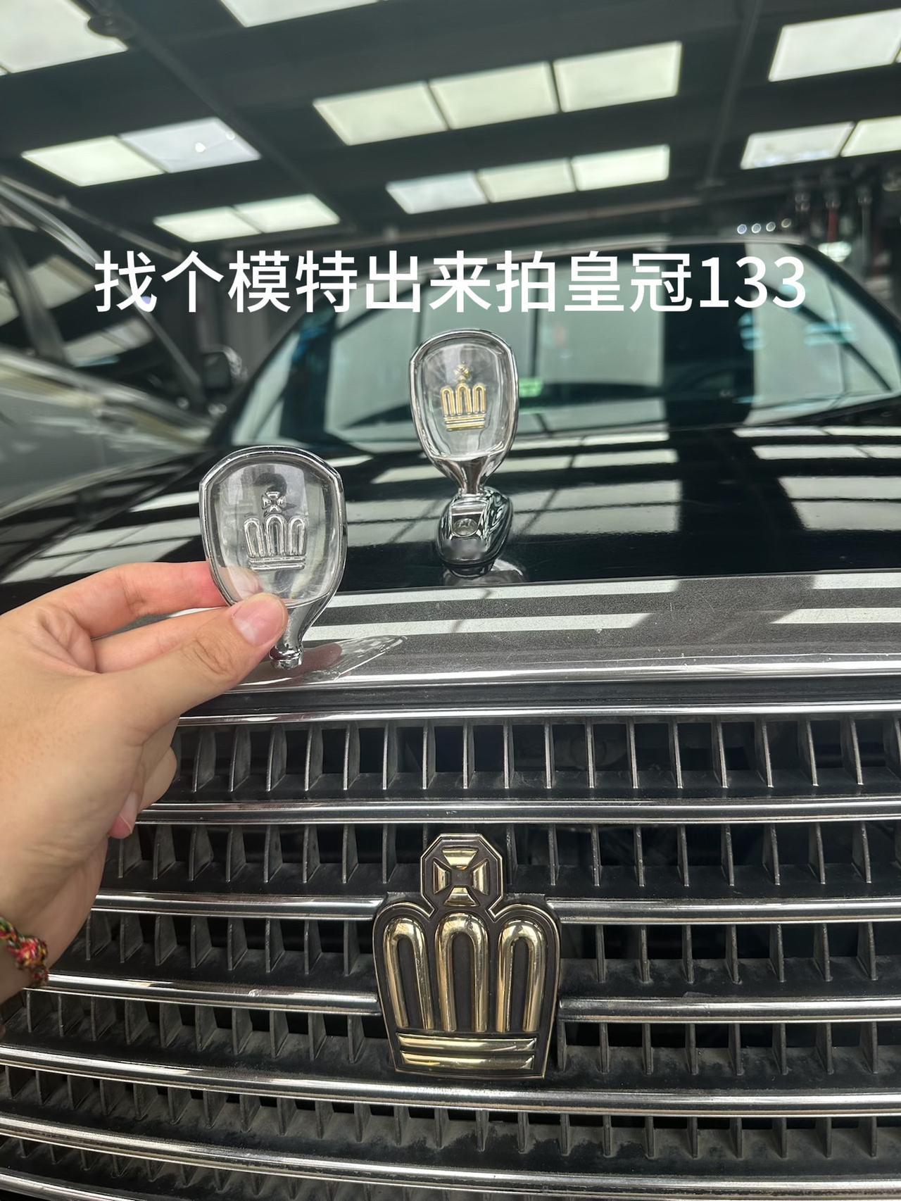 找个模特出来拍照皇冠133经典老车内燃机的魅力