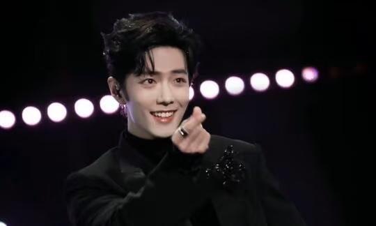 补妆现场，肖战猛地后撤。不是耍大牌。是触电了。现场空气凝固半秒。化妆师的