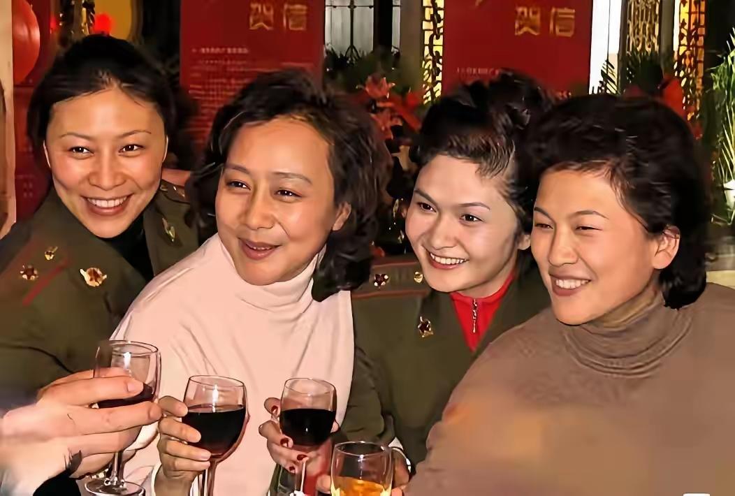4位资深女演员举杯合影：身着军装的岳红细眉飞扬，明眸灿亮，双腮染赤，笑意粲然