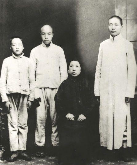这张，是教员内心最柔软的那部分。“老祖宗是不能忘记的，我至今还很怀念我的母亲
