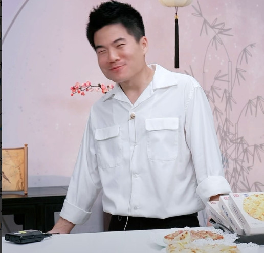 没想到董宇辉被一个披萨商家整破防了[捂脸哭]商家给一款披萨起名榴莲菠菠彪哥念完