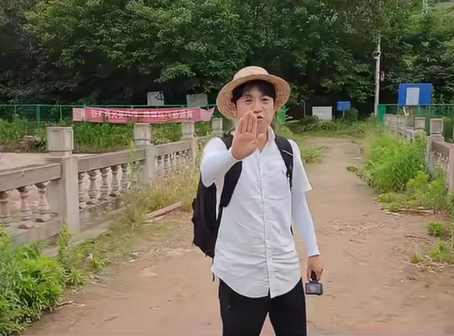 一个自称是韩国人的男子，鬼鬼祟祟地在中国敏感地区拍摄当地居民看到后觉得很奇怪