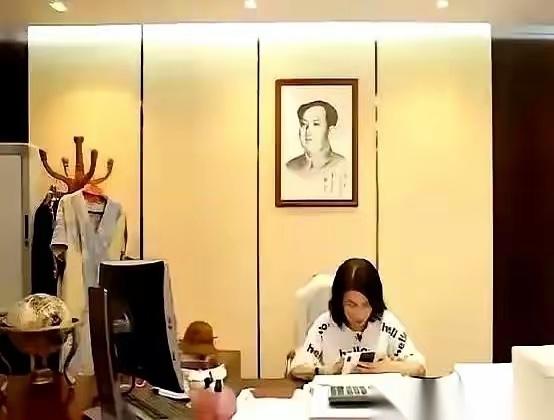 看到一张董明珠办公室的照片，我愣了半天。墙上挂的，不是什么“天道酬勤”，也不是