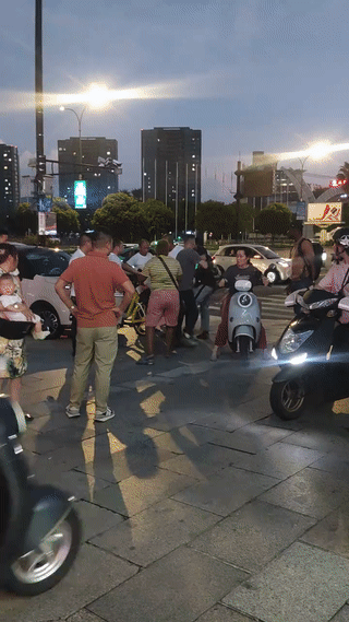 三名黑人疑似坐车没给钱？司机与他们发生了激烈的冲突！现场还引起了不少人的围观