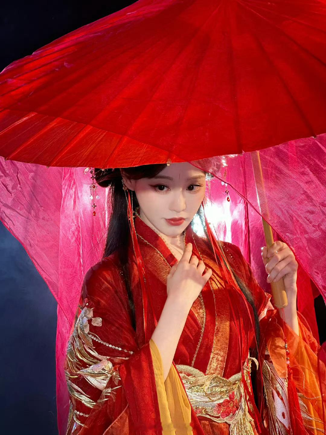 祝绪丹这一袭红衣太美了！！​​​
